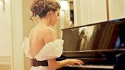 气质美女弹钢琴