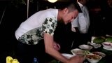 《带着爸妈去旅行2》印小天表演徒手拍大蒜
