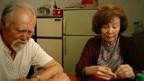 奶奶和小李哥嗑瓜子聊天 奶奶给儿子剥虾