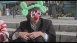濑户让内海戴着他的生日眼镜和气球还有小丑先生的红鼻子