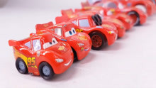 排列整齐的红色小赛车