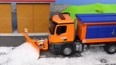 大型铲雪车铲除积雪