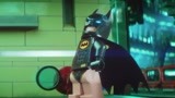 女警官竟能缴械蝙蝠侠 脱到只剩小裤衩？