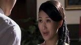 男子和女子房门前拥抱成何体统！