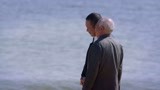 沿海出发：老一辈父子海边谈心，谈起早逝的老婆感慨万千