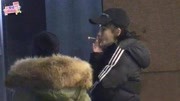 Angelababy烟瘾太大，医院换药时不忘抽烟，网友希望她为孩子戒烟