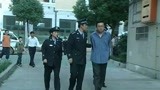 中国神探：众警察押着男子，找到了做案的凶器
