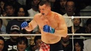 致命膝击！K-1腿王首场综合格斗比赛KO日本猛汉！