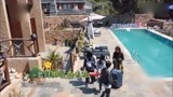 青春旅社：王源主动帮客人提行李箱，充满力量，服务满分