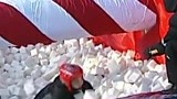 小伙子犯规三次 对不起你被淘汰了