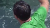 躲得了初一没躲得过十五 男子下一个关卡遗憾落水