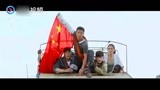 战狼2：冷锋高举中国国旗，带着一列车队成功穿越交战区！