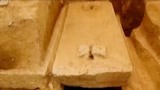 经典传奇：超级大墓棺盖被揭开，专家大吃一惊，里面全是洞！