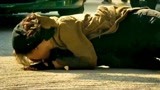 赤道：警察当街追捕女歹徒，与她死缠烂打要抓捕她！