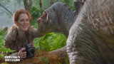 侏罗纪公园2：女孩大胆上前摸恐龙，三大男人只敢在旁边看！