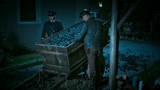 《侦探语录》谭伯顿发现煤车的异常 干柴堆里有人