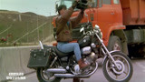 霹雳先锋，小伙骑着摩托就敢别大车，结果人赃并获，真厉害