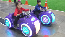 儿童趣味亲子游戏乐园！小萝莉和弟弟的赛车PK！