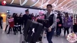 花样姐姐：马天宇现身浦东机场，遭到粉丝围堵，场面火爆