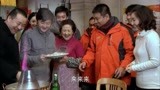 向幸福前进：一家人又重新聚集在一起，大家开心吃起饺子，太幸福