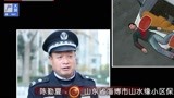 摩托车车主被压在车下，动弹不得，这该如何去救？