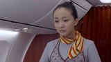 天使艾美丽：乘客对空姐起坏心，遇到个泼辣空姐下秒让他当众出丑