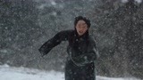 《理想照耀中国》央宗伤心出门找阿妈 她在雪地上边走边摔
