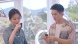 幕后：许魏洲蹲地上帮乔欣拍照 拍照技术获乔欣肯定