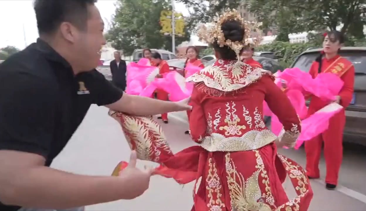 欧美妈妈带着儿子女儿一起直播萝莉男童母女 中国网文化】接亲现场新娘“百米冲刺”小跑回家，婚闹的朋友还没反应过来！-3万粉丝1万作品热议中_资讯视频-免费在线观看-爱奇艺