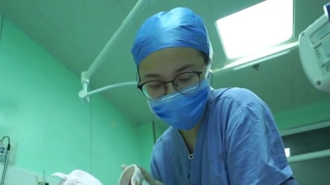 无声的爱：医护人员学手语助听障孕妇生产