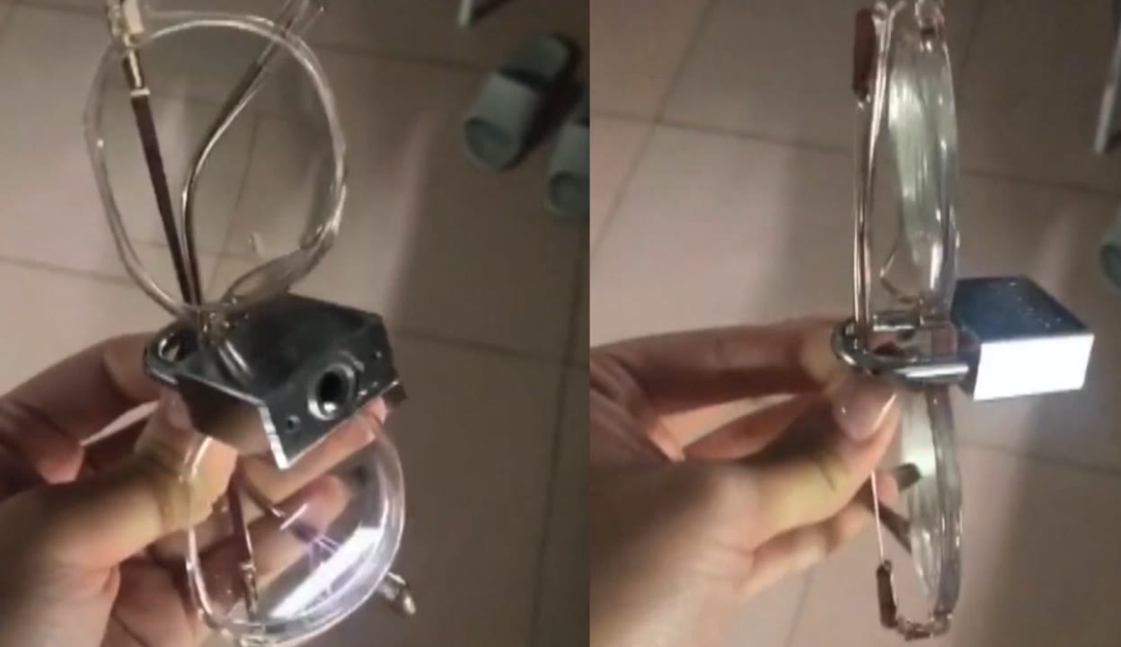 小学女厕偷拍 至联文化】高校女生将舍友的眼镜上锁，只为不让其学习，网友：内卷成这样？-超过3万粉丝6千作品在等你_资讯视频-免费在线观看-爱奇艺
