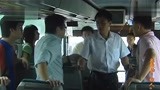 亲爱的敌人：车子刚停下，父亲智斗伪装的交警，把人吓跑了