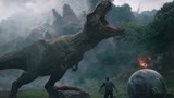 侏罗纪世界：牛龙嚣张至极，谁想遇到了霸王龙，路见不平就一嘴咬