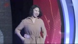 3号女嘉宾上来就摆姿势，这也太亮眼了，一点不显老
