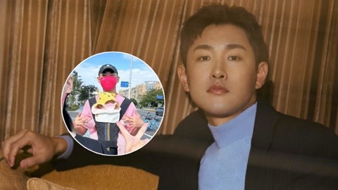 王彦霖收工后陪妻女逛公园 双手握女儿小手一家三口超