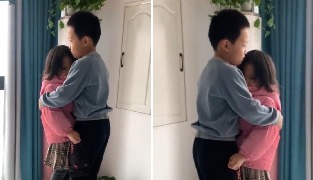 看着女儿的屁股禽兽父亲忍不住了 看见videos】两兄妹一言不合就干架，被罚站在凳子上拥抱，妹妹眼神让人心疼-12万粉丝1万作品_资讯视频-免费在线观看-爱奇艺
