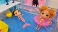 小芭比和好朋友美人鱼小公主一起来到游泳池玩耍，然后去吃自助餐