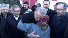土耳其总统视察地震灾区安慰拥抱灾民 承诺在一年内为灾民建住房