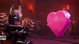 乐高大电影2：蝙蝠侠被爱心炸弹炸傻了，艾米特太可爱了，加油