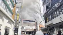 韩国仁川一建筑突发大火浓烟四起：百名消防员现场扑救，伤亡未知