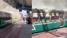 印度吉拉特邦一列车起火 火焰浓烟从车窗窜出，3节车厢被严重烧毁
