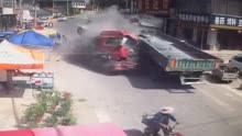 泗水两货车猛烈对撞后冲向路边 目击者称多人送医现场仍在清理