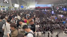 五一小长假前一天，上海、杭州等各地火车站纷纷开启人潮模式