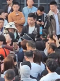 王婆说媒现场保安与游客发生矛盾，保安自扇耳光下跪向游客道歉-资讯-搜索最新资讯-爱奇艺
