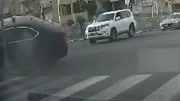 以色列国家安全部长出车祸：车辆疑闯红灯被撞翻，三人受伤