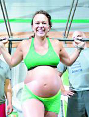 女子怀孕八月举200斤杠铃