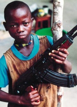非洲童子军：残忍的幼小心灵
