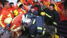 上海厂房起火坍塌  两90后消防员牺牲