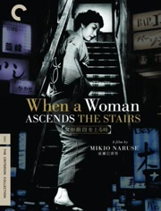女人步上楼梯时