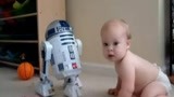 宝宝对话星战机器人 说的全是外星语